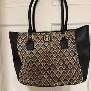 Gianni Bernini beautiful hand bag.  Black and gold design.  Elegant bag.